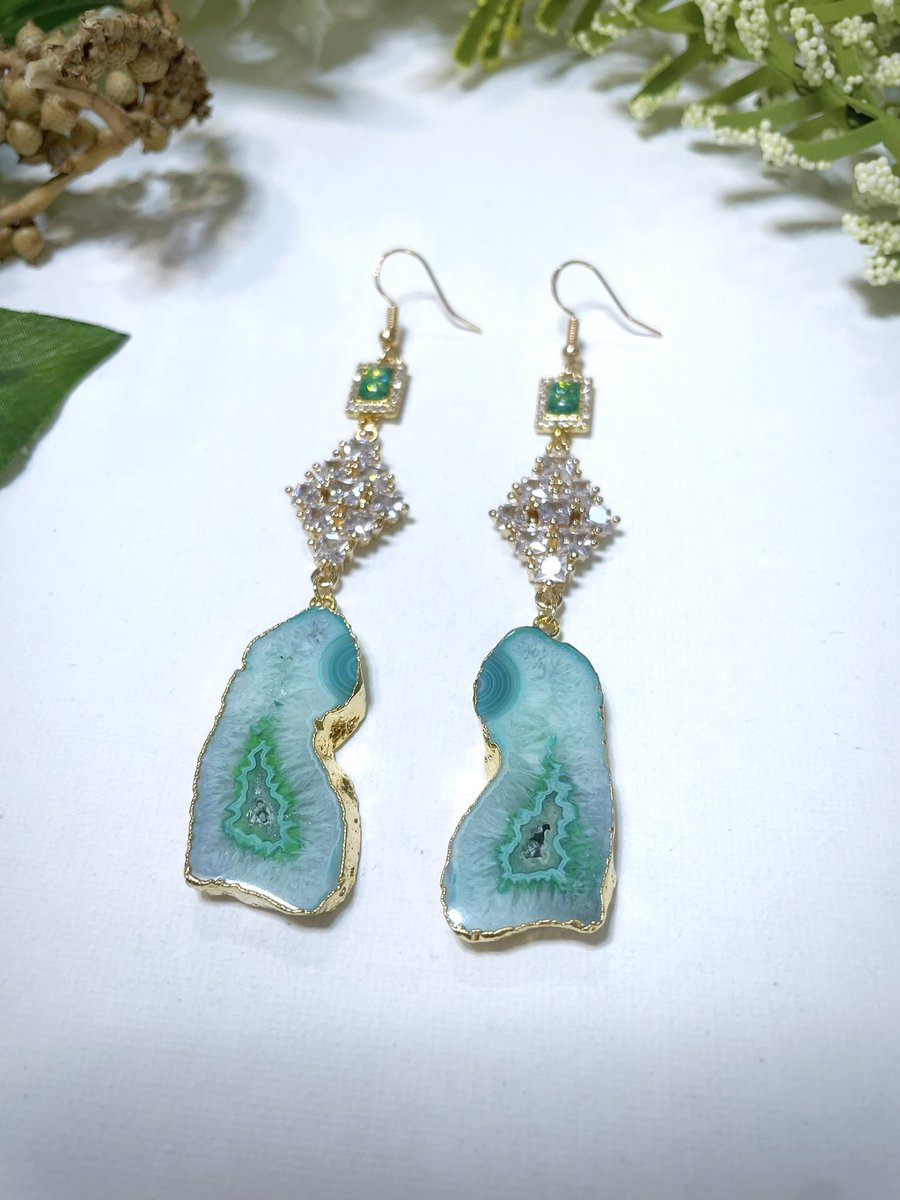 One of a kind geode earrings for sale! 💕 Link in bio for my Etsy page. 🤗 #etsy #forsale #geodes #geodeearrings #love #resinatingcrystals #crystals #crystalearrings #jewelry #etsyshop #EtsySeller #geode #statementearrings