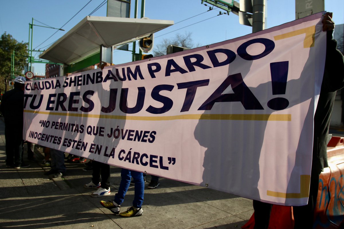 Reforma's tweet image. 📌Las y los manifestantes portan pancartas en las que escribieron leyendas que afirman que sus familiares son inocentes.

🔗Lee el caso: reforma.com/inventa-plagio…

📸Diego Gallegos