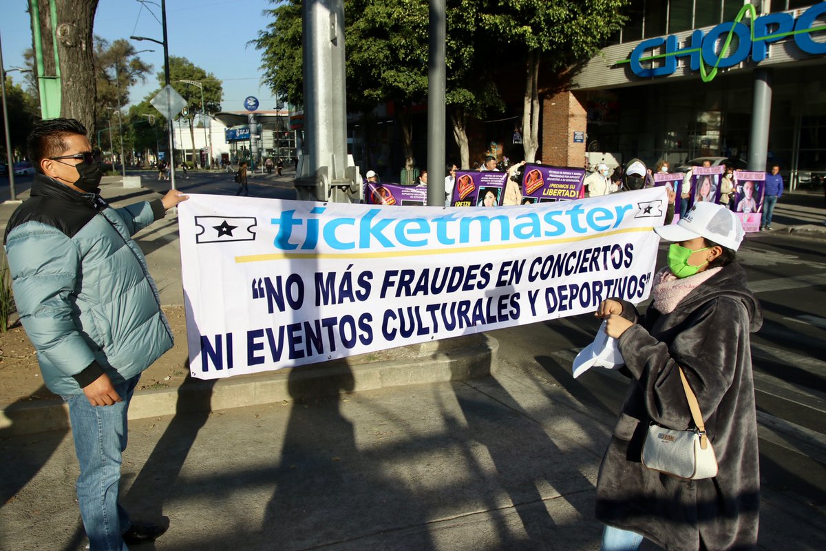 Reforma's tweet image. 📌Las y los manifestantes portan pancartas en las que escribieron leyendas que afirman que sus familiares son inocentes.

🔗Lee el caso: reforma.com/inventa-plagio…

📸Diego Gallegos