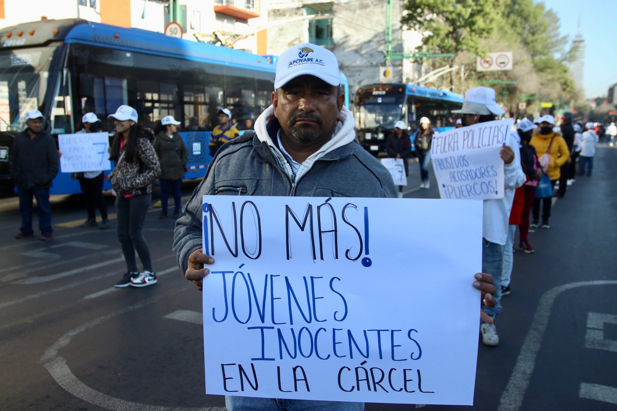 Reforma's tweet image. 📌Las y los manifestantes portan pancartas en las que escribieron leyendas que afirman que sus familiares son inocentes.

🔗Lee el caso: reforma.com/inventa-plagio…

📸Diego Gallegos