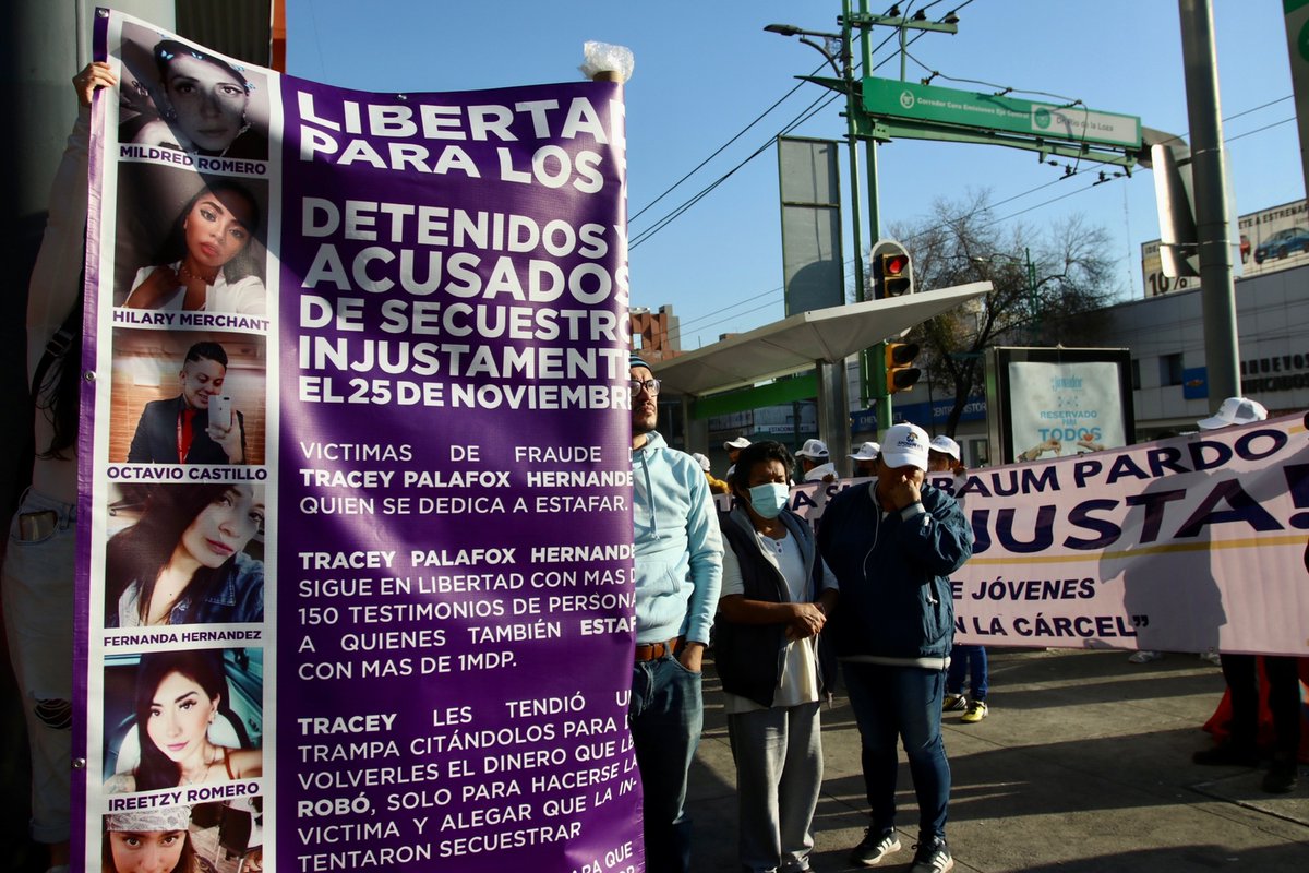 Reforma's tweet image. 📌Las y los manifestantes portan pancartas en las que escribieron leyendas que afirman que sus familiares son inocentes.

🔗Lee el caso: reforma.com/inventa-plagio…

📸Diego Gallegos