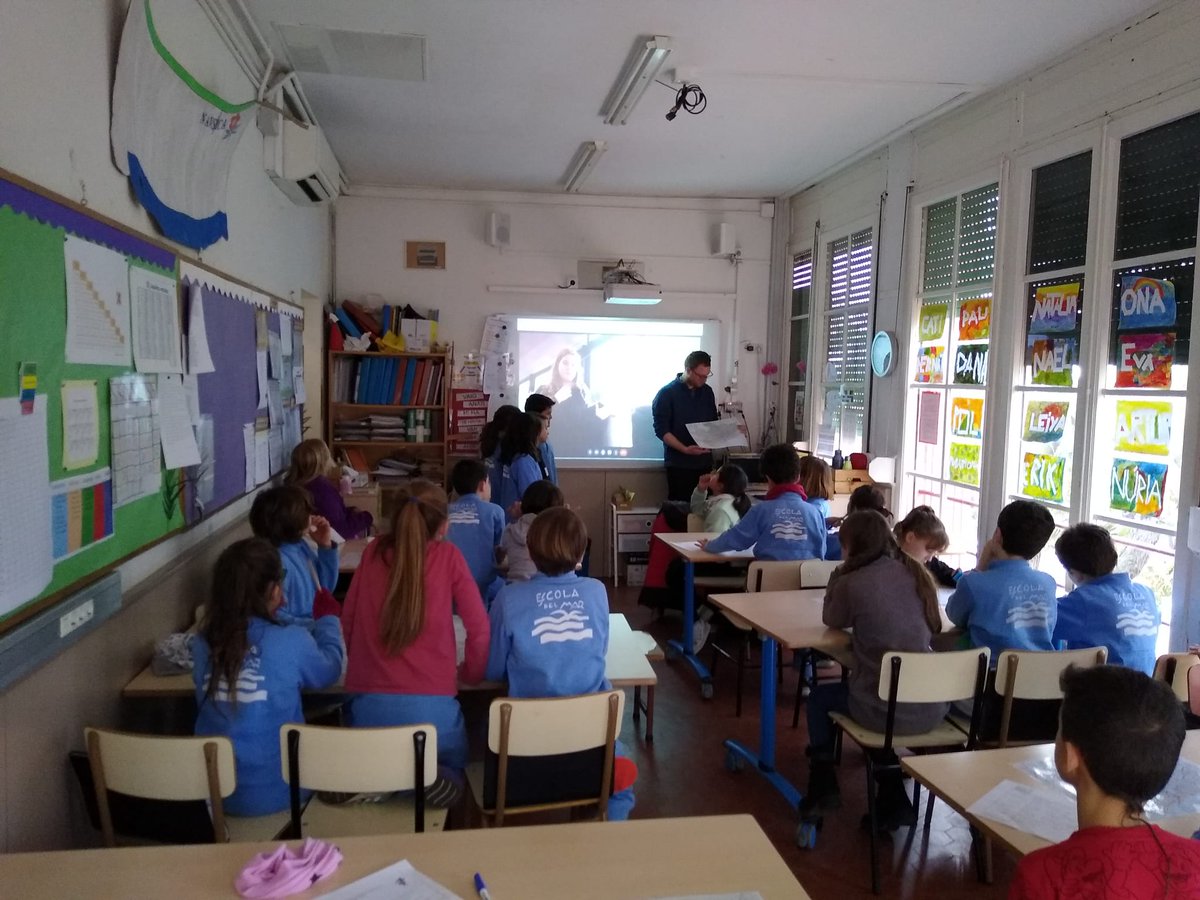 Escola_del_Mar's tweet photo. Hem conegut la nostra escola agermanada del projecte "Expliquem el barri", l'Escola Sant Martí. Ens ho hem passat molt bé fent un Mystery Hangouts per endevinar el barri i l'escola que ens havia tocat. https://t.co/We1PFnCv12