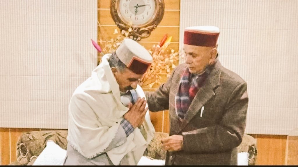 आज प्रदेश के पूर्व मुख्यमंत्री एवं वरिष्ठ नेता श्री प्रेम कुमार धूमल जी से शिष्टाचार भेंट हुई । इस अवसर पर उनसे  प्रदेश के विकास से जुड़े कई विषयों और राजनीतिक मुद्दों पर भी चर्चा हुई।