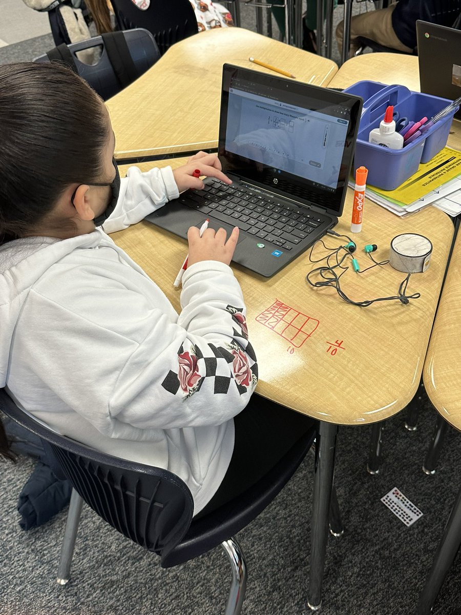 Okay then boom, I hit another 4th grade classroom and I see a strategy in action. Ms. Ledesma allows her students to use expo markers and the desk to work through math problems during Zearn learning! I love it! #teacherHack @Robinson_HISD YALL ARE ON IT!!