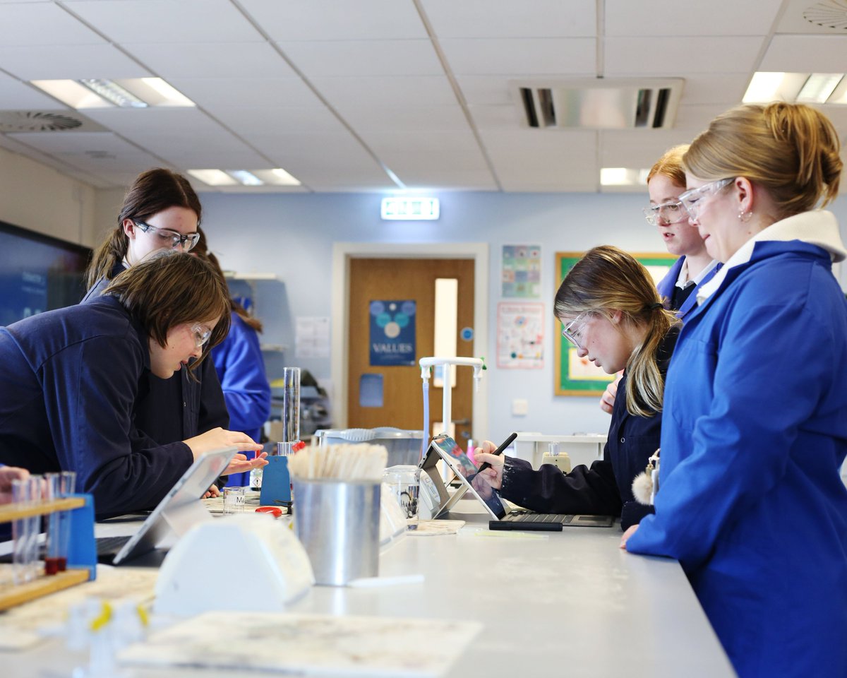 SherborneGirls's tweet image. We popped in to see Ealish and her wonderful exchange partner, Ava in their Chemistry lesson today. It was wonderful to hear about Ava’s experience in the UK, a bit about life at home in Australia and their exeat together! #exchangeprogramme #exchangestudent