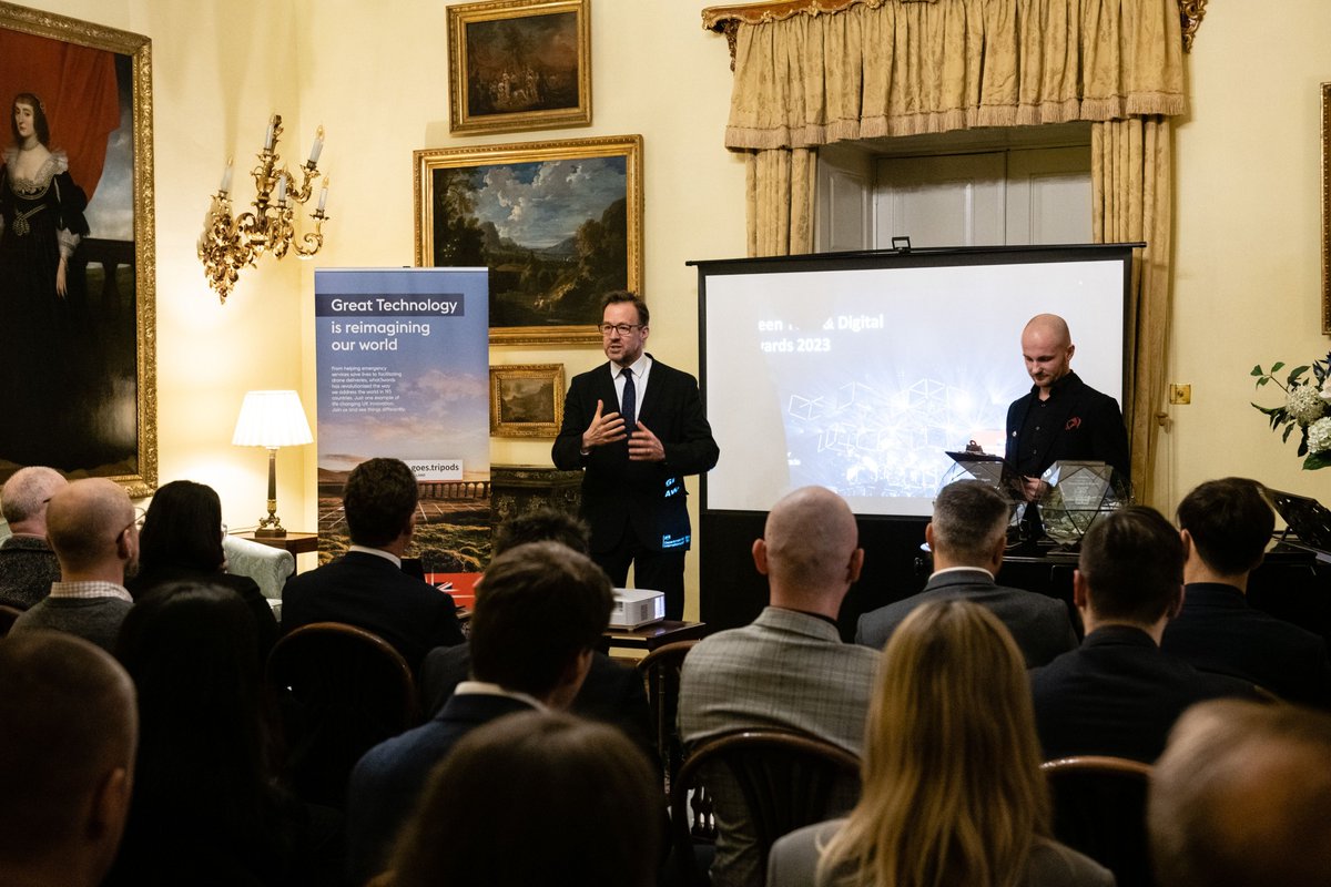 UKinCR's tweet photo. ❗ Velvyslanec @MattFieldUK je tu novej. Jeho první akce? Včerejší finále soutěže Green Tech &amp; Digital Awards.

Devět 🇨🇿 a 🇸🇰 startupů prezentovalo své produkty odborné porotě. Zvítězily tři: BeiT, @BornDigital_AI a Mobilyze. Gratulujeme! 👏 https://t.co/NPYoNvkb3T