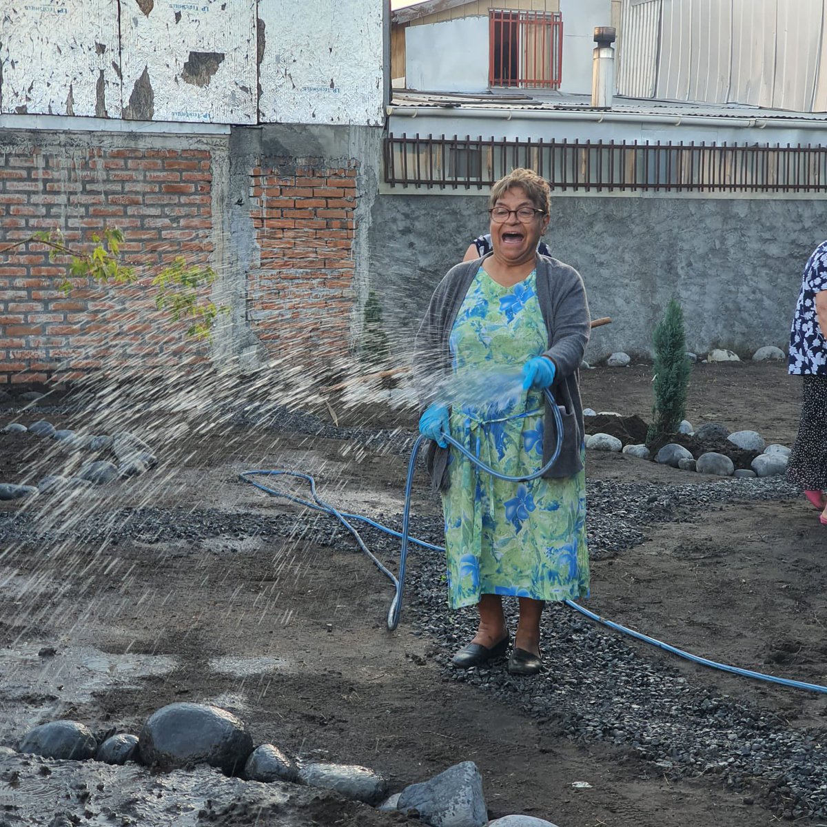 barrios8va's tweet photo. 😎¡En Altos del Laja nuestras vecinas ya iniciaron  el Taller de Paisajismo! 👏🏻👏🏻👏🏻La Sede Social Las Rosas, fue el espacio destinado para desarrollar un renovado jardín de bajo consumo hídrico. https://t.co/XrT7kJuLI2