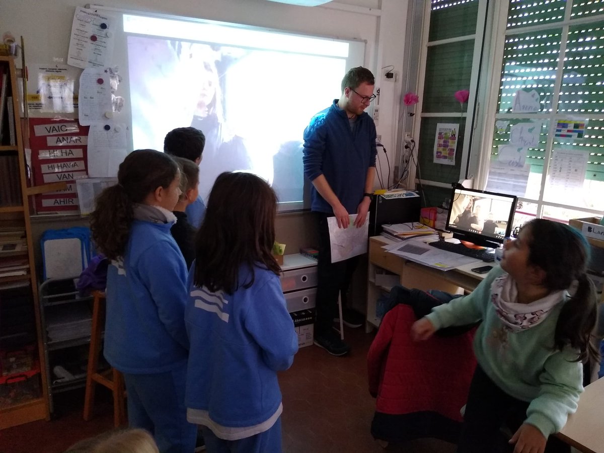Escola_del_Mar's tweet photo. Hem conegut la nostra escola agermanada del projecte "Expliquem el barri", l'Escola Sant Martí. Ens ho hem passat molt bé fent un Mystery Hangouts per endevinar el barri i l'escola que ens havia tocat. https://t.co/We1PFnCv12