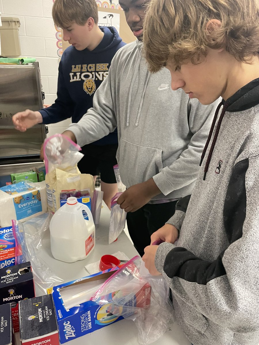 MRobsAg's tweet photo. PAFNR just learning about the dairy cattle unit. They learned how milk was made,butter, ice cream and condensed milk. Today they get to make their own ice cream!! 🍦🍨 https://t.co/EWR93lkTuE