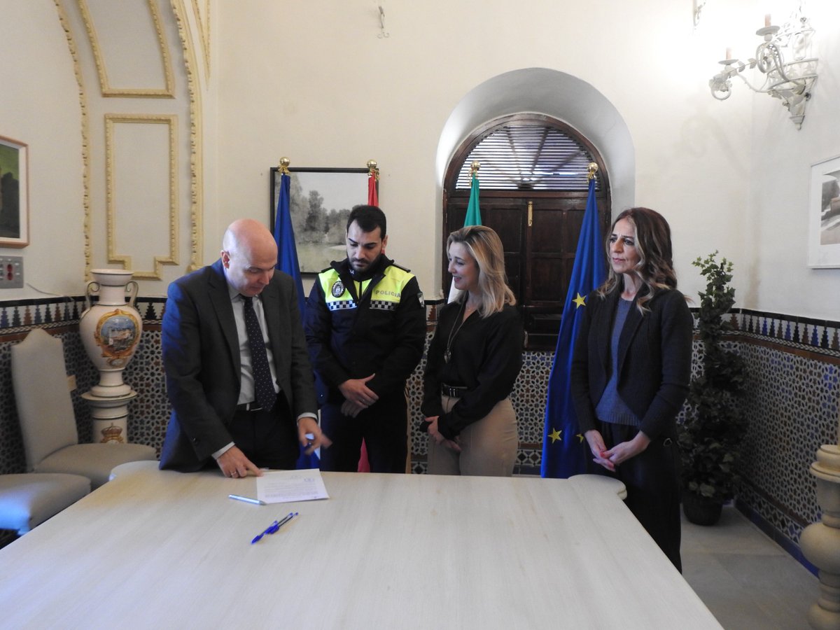 MJMorilla1's tweet photo. Como delegada de Gobernación, es un placer poder dar la bienvenida a los agentes de Policía Local Alcalá de Guadaíra Julián Domínguez y José Parrado por su incorporación. 

Suerte en vuestra nueva andadura. Estoy convencida que haréis un gran trabajo junto a vuestros compañeros. https://t.co/F3KbzIpQKL