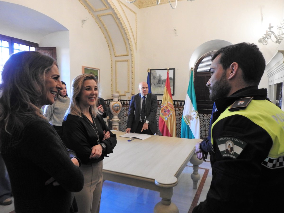 Como delegada de Gobernación, es un placer poder dar la bienvenida a los agentes de Policía Local Alcalá de Guadaíra Julián Domínguez y José Parrado por su incorporación. 

Suerte en vuestra nueva andadura. Estoy convencida que haréis un gran trabajo junto a vuestros compañeros.