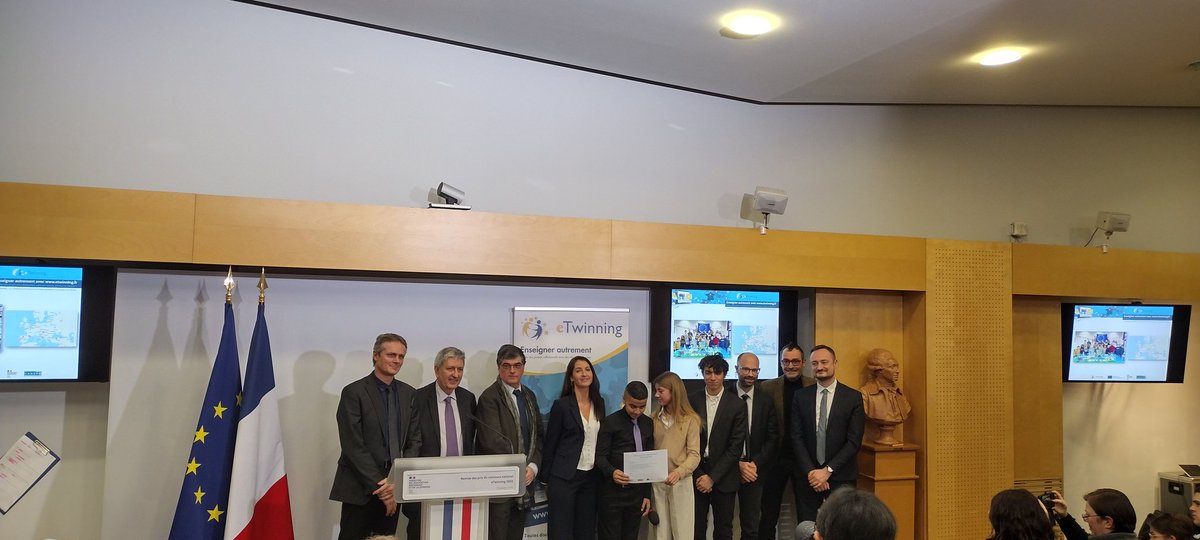 🏆👏 Nous terminons en félicitant le projet Let's build the 2050 EUtopian smart city!, fondé par <a href="/Tiphaine_leblon/">Tiphaine Leblon</a> de l'<a href="/AcLille/">Académie de Lille</a>, pour le prix spécial "Notre avenir : beau, durable, ensemble". Les #élèves ont imaginé la ville idéale en intégrant du développement durable.🔴#eTwCNFR