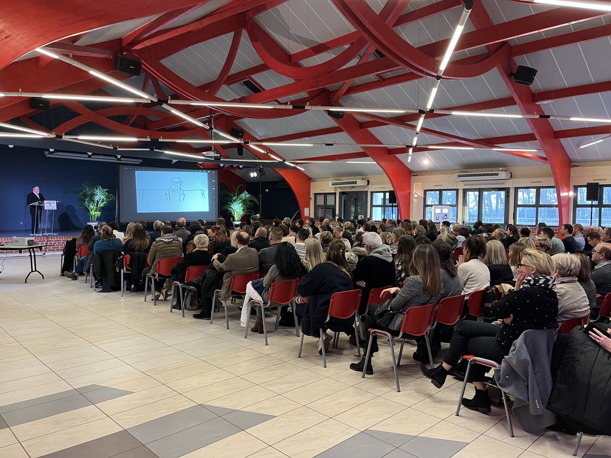 Septlieux's tweet photo. Ambiance studieuse, à l écoute pour cette 3ème cérémonie des vœux de Pas de Calais habitat. ⁦@Septlieux⁩ #événementiel #communication https://t.co/zrwp76oVt7