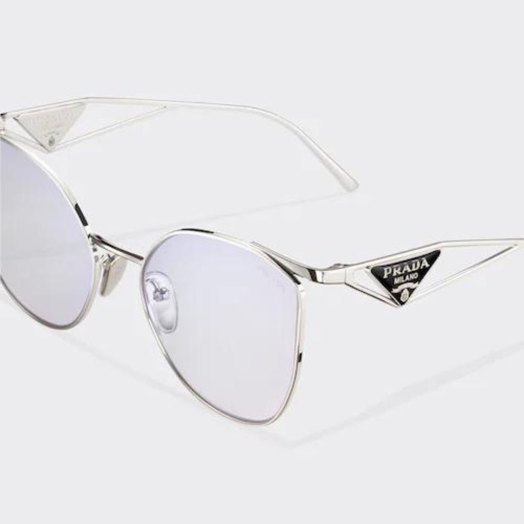 RWoodfallGroup's tweet photo. Prada Symbole sunglasses - 

Metal sunglasses with a contemporary, feminine touch. The oversized slightly cat-eyed frame front combines refined temples embellished with the iconic triangle logo in synergy with the jewellery of the Maison. The style comes with non-prescription,... https://t.co/T0mckWX1oL
