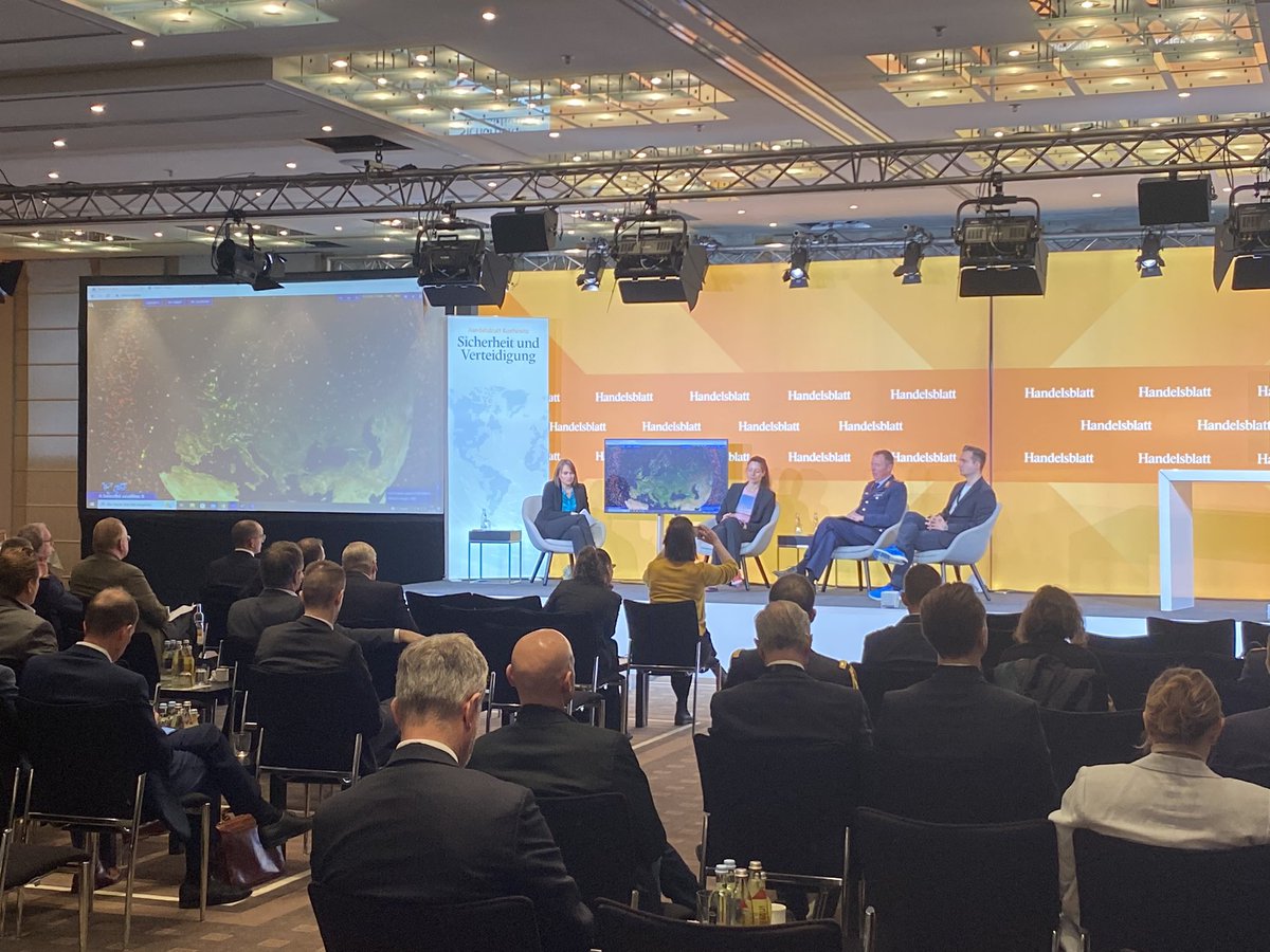 #newspace: #weltraum als Battlefield der Zukunft? Diskussion mit Sabine von der Recke <a href="/OHB_SE/">OHB</a>, <a href="/Wachter__M/">Matthias Wachter</a> und Generlmajor Michael Traut. #hbsicherheit