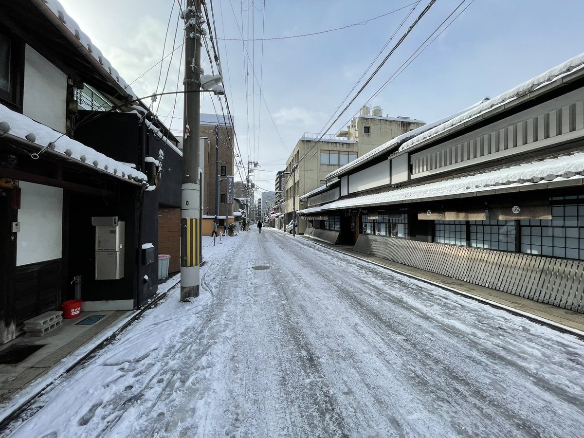今朝の京都は白いところ全部凍ってて大変やったですね⛄️
明日からまた日常が戻るかな
#雪の京都 https://t.co/eosCSRrmDL