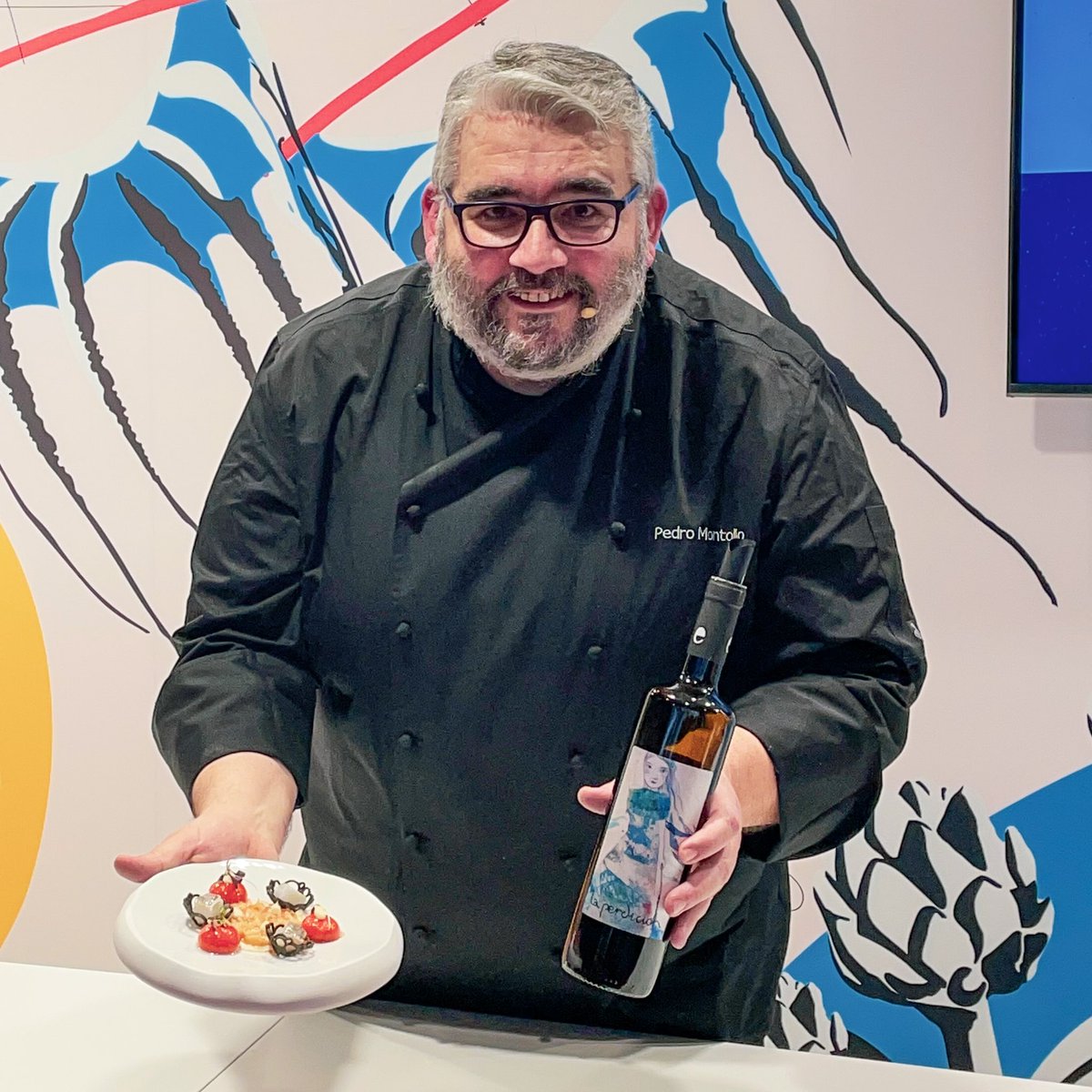 coopviver's tweet photo. Hemos estado en #madridfusion2023 maridando con nuestros vinos el #showcooking del chef Pedro Montolío a base de quesos valencianos.
https://t.co/S8v29OcWny https://t.co/94xldL5XHr