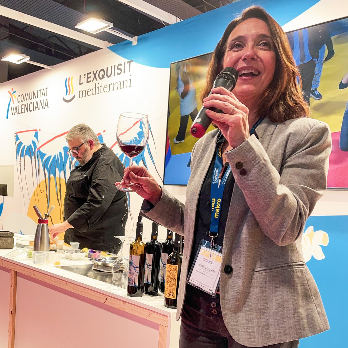 coopviver's tweet photo. Hemos estado en #madridfusion2023 maridando con nuestros vinos el #showcooking del chef Pedro Montolío a base de quesos valencianos.
https://t.co/S8v29OcWny https://t.co/94xldL5XHr