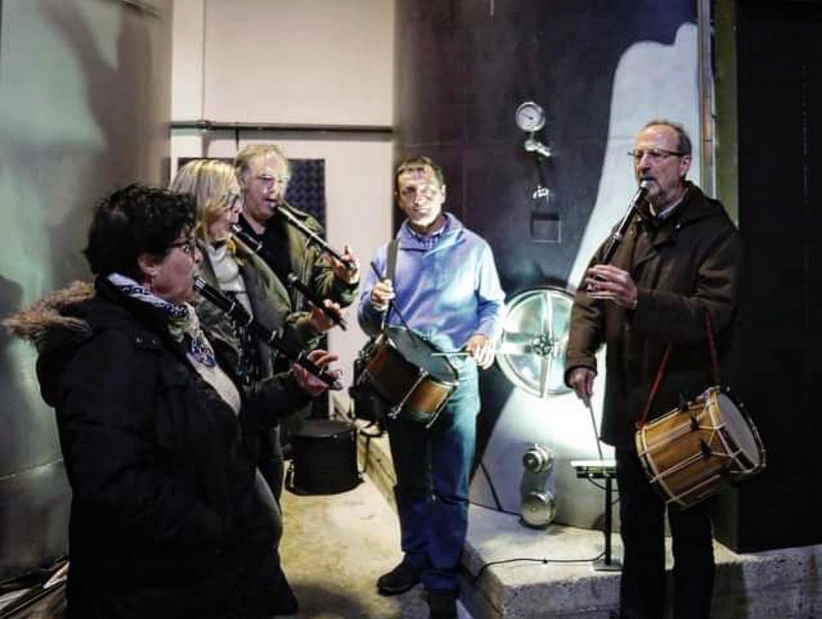 Mila esker a las y los que os acercasteis a la inauguración de la pasada semana y en especial a las/los txistularis, txalapartaris, <a href="/Joselontxos/">Joselontxos Txaranga</a> y a las empresas que nos habéis apoyado en este nuevo proyecto. Gracias <a href="/Alusaldu/">Alusaldu</a> - <a href="/GesalagaOkelan/">Gesalaga Okelan</a> - #Guikar - <a href="/BodegasMitarte/">Bodegas Mitarte</a>