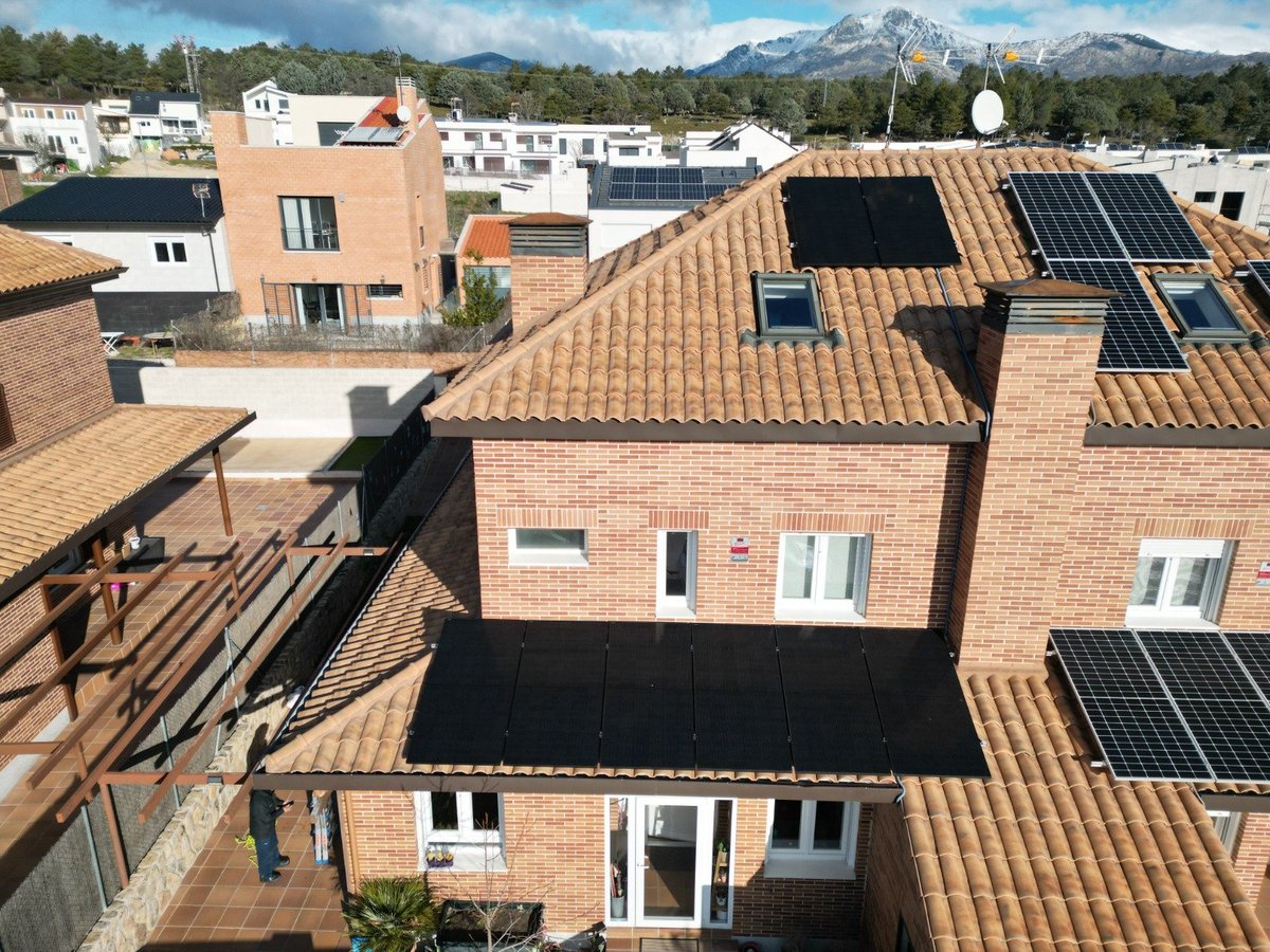 SanderIvanna's tweet photo. #Instalacion #fotovoltaica en #moralzarzal en la zona del colegio Leonardo Da Vinci. Full black @sfesolar 8 Módulos FuturaSun FU440M Silk Pro+full black.
@SolSoluciones !!! https://t.co/yFYjf5jcvm