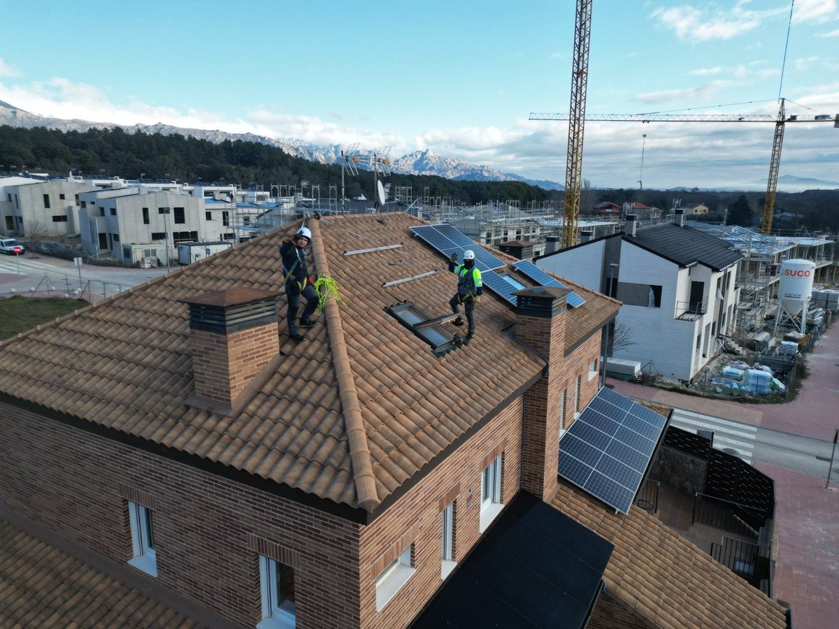 SanderIvanna's tweet photo. #Instalacion #fotovoltaica en #moralzarzal en la zona del colegio Leonardo Da Vinci. Full black @sfesolar 8 Módulos FuturaSun FU440M Silk Pro+full black.
@SolSoluciones !!! https://t.co/yFYjf5jcvm