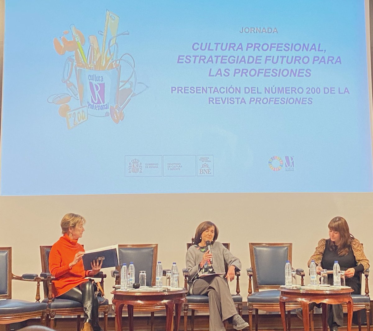 AraceliMaVi's tweet photo. .@UProfesional presenta en la @BNE_biblioteca el número 200 de su revista Profesiones con una mirada al futuro https://t.co/FBLYMbdkFq