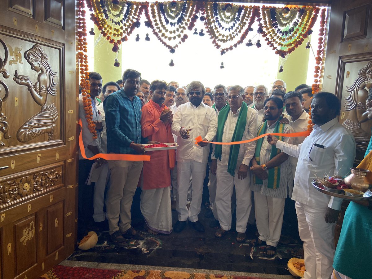 eshwar_khandre's tweet photo. ಭಾಲ್ಕಿ ನಗರದ ಕಾರಂಜಾ ಕ್ಯಾಂಪಸ ಆವರಣದಲ್ಲಿ 10 ಕೋಟಿ ರೂಪಾಯಿ ವೆಚ್ಚದಲ್ಲಿ 1000 ಆಸನಗಳ ಹೈಟೆಕ್ ಮಾದರಿಯಲ್ಲಿ ನಿರ್ಮಾಣವಾದ “ರೈತ ಸಮುದಾಯ ಭವನ” (ರೈತ ಭವನವನ್ನು) ಇಂದು ಲೋಕಾರ್ಪಣೆಗೊಳಿಸಲಾಯಿತು.1/5 https://t.co/aHZnBsTIFM