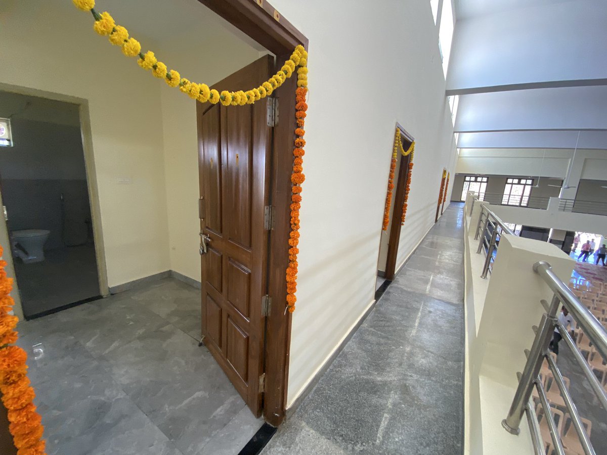 eshwar_khandre's tweet photo. ರೈತಾಪಿ ವರ್ಗದವರು ಸೇರಿ ಸಾರ್ವಜನಿಕರಿಗೆ ಸಭೆ, ಸಮಾರಂಭ ನಡೆಸಲು ತಮ್ಮದೇ ಆದ ಸ್ವಂತ ರೈತ ಭವನ ಹೊಂದಬೇಕು ಎನ್ನುವುದು ಬಹು ದಿನಗಳ ಬೇಡಿಕೆ ಆಗಿತ್ತು. ಅದರಂತೆ ನಾನು ವಿಶೇಷ ಕಾಳಜಿ ವಹಿಸಿ ನೀರಾವರಿ ನಿಗಮದಿಂದ ಮೊದಲ ಹಂತದಲ್ಲಿ 5 ಕೋಟಿ ರೂ ಮತ್ತು ಎರಡನೇ ಹಂತದಲ್ಲಿ 5 ಕೋಟಿ ರೂ ಸೇರಿ ಒಟ್ಟು 10 ಕೋಟಿ ರೂ ಅನುದಾನ ಬಿಡುಗಡೆಗೊಳಿಸಿ2/5, https://t.co/U9ZGTiHRbB