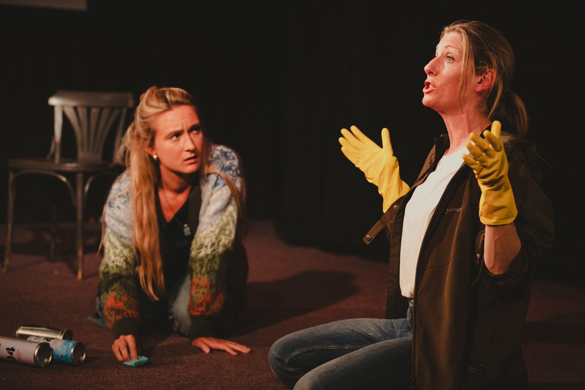 I'm co-producing this show &amp; it's going up to @VAULTFestival next month!❤️

Kindle is a beautiful, intimate piece of new writing from South West theatre co <a href="/almanactheatre/">almanac</a> about the climate crisis &amp; a family in rural Devon ft amazing performances

GO GO GO
vaultfestival.com/events/kindle/