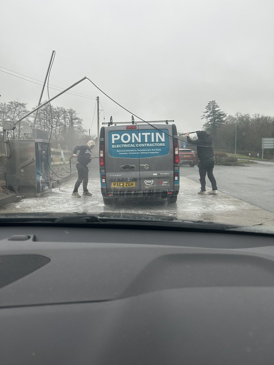 kevpercy84's tweet photo. Obv taught them well @DanPontin looking after the vans. Even if it’s taking them 5 minutes to work the machine out 🙈#cleanvan #beforeandafter #freeadvertising https://t.co/0O1E2fnxxK