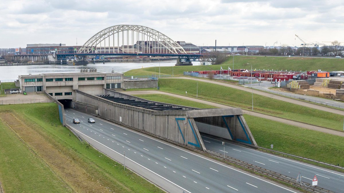 RWS_WNZ's tweet photo. Omdat het in de jaren ‘70 steeds drukker werd op de #A15 gaf Rijkswaterstaat opdracht voor de bouw van een nieuwe tunnel, de #Noordtunnel. Vandaag, 31 jaar na de opening maken dagelijks nog ruim 100.000 voertuigen gebruik van de tunnel. Gefeliciteerd Noordtunnel! 🎉 https://t.co/88cewrzduU