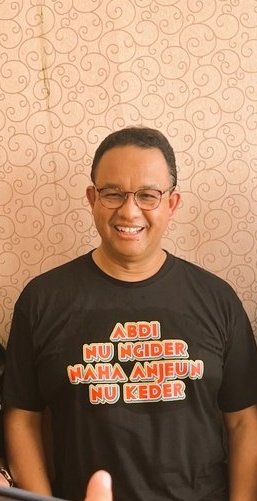 Saya Yang Keliling Kenapa Kalian Yang Panik. Itulah Kira2 Arti dari Tulisan Kaos yang di Pake Pa <a href="/aniesbaswedan/">Anies Rasyid Baswedan</a> .