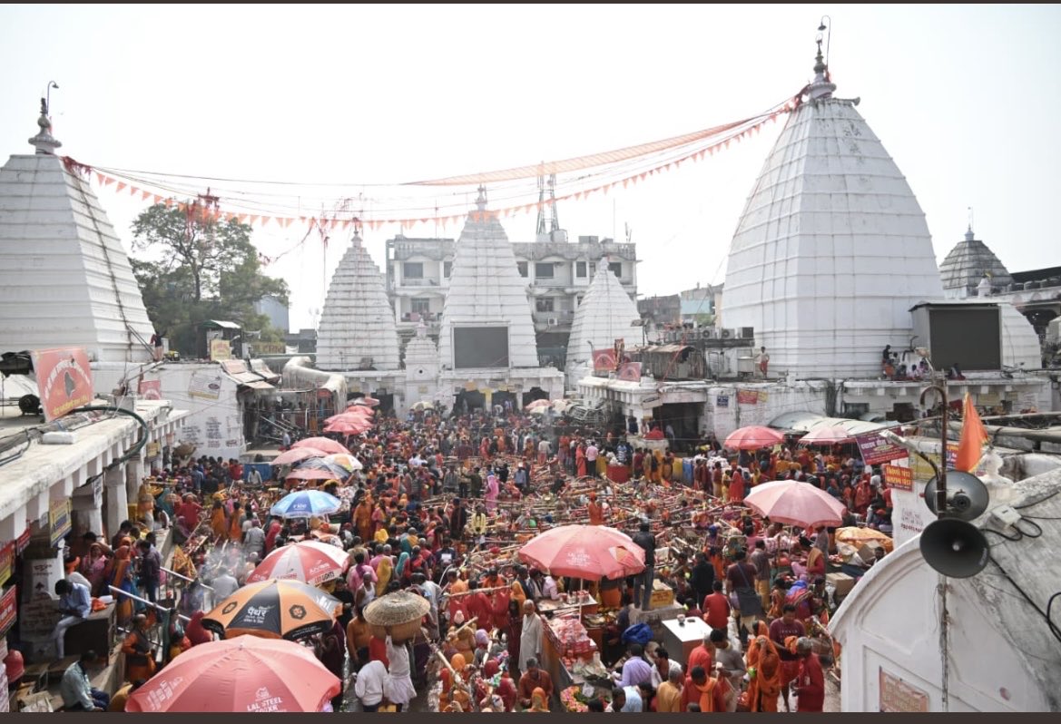 nakultarun's tweet image. हर साल माघ वसंत पंचमी के देवघर में बाबा भोले का तिलक महोत्सव होता है । तिलक लेकर मिथिला से काँवरिया आतें है । हमारे क्षेत्र में ईस अवसर पर आयें काँवरिया के तिलकदेउआ बोलते हैं । तिलकदेउों का आना शुरू हो गया है । स्वागत में गीत गाया जा रहा है । हर हर हर महादेव! ⁦#Devghar