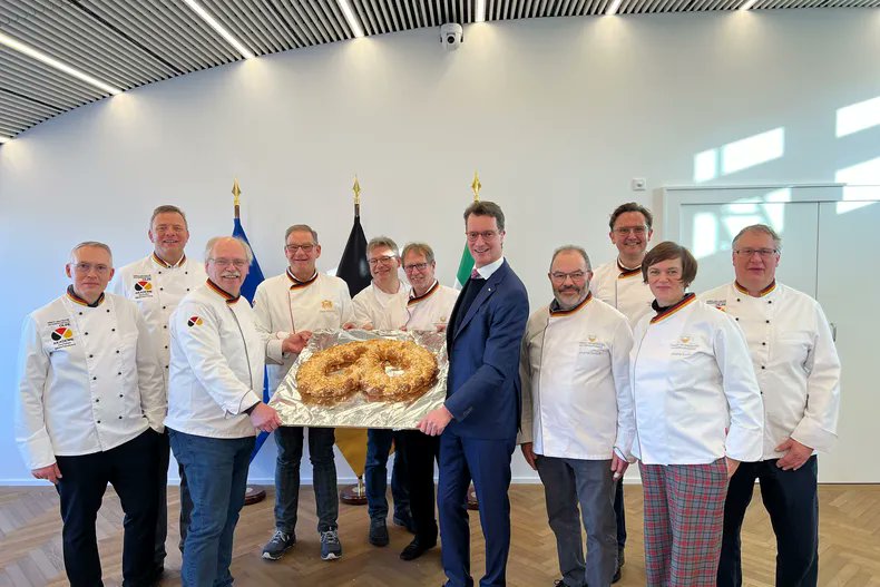 handwerksblatt's tweet photo. Das #Bäckerhandwerk im #Rheinland überreichte eine #Neujahrsbrezel an die Regierungschefs in NRW, @HendrikWuest, &amp; RLP, Malu Dreyer. @Baeckerhandwerk @Innungsbaecker #bäcker #handwerk #mittelstand @rlpNews https://t.co/710OYIOtFF Foto: © Verband des Rheinischen Bäckerhandwerks https://t.co/7hRML1DzBJ