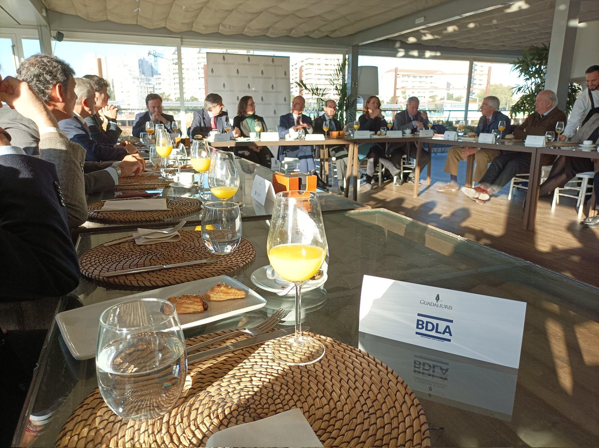 BufeteDLA's tweet photo. Fantástico desayuno con el Alcalde del @Ayto_Sevilla D. @antoniomunozsev y organizado por @guadaliuris en el que nos ha explicado su proyecto para la ciudad https://t.co/3wbQuBiDfy