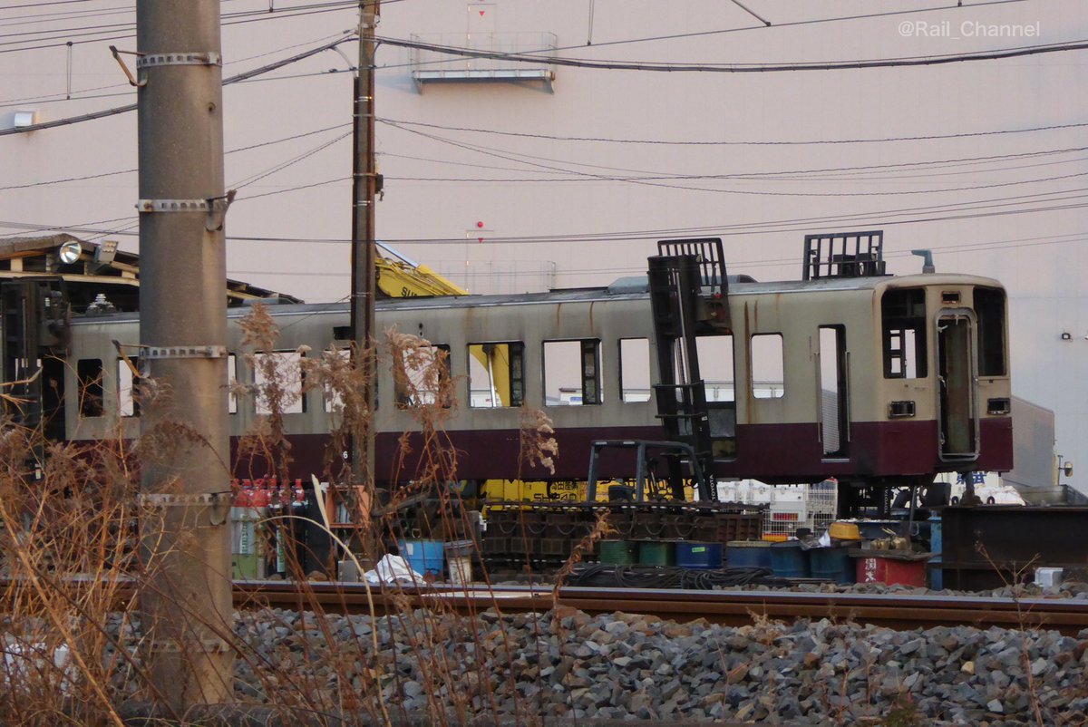 Rail_Channel's tweet photo. 2023.1.23の #北館林
#6162F 6162号車。車体を上げての台車抜き。手前には外された抵抗器も
#6050型 https://t.co/QOFPnBEmd8