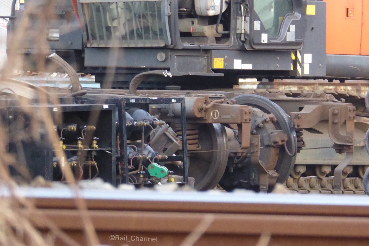 Rail_Channel's tweet photo. 2023.1.23の #北館林
#6162F 6162号車。車体を上げての台車抜き。手前には外された抵抗器も
#6050型 https://t.co/QOFPnBEmd8