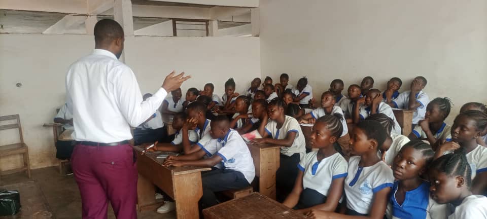 JeunesAmbassAfr's tweet photo. Par ailleurs, il a encouragé les élèves à s'autoformer et à aller au-delà de ce qu'ils apprennent à l'école pour être uniques et compétitifs dans le monde professionnel.

#JAA #TalkToInspire #Education https://t.co/0tgY4IWYKV
