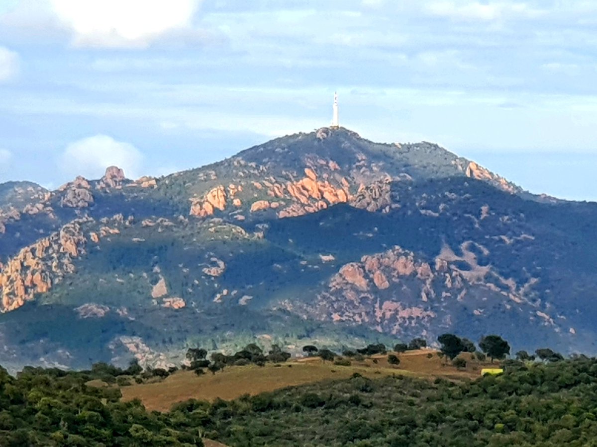 Le pic de l'Ours d'une altitude de 492 m s'identifie par l'antenne de télécommunication. A sa gauche, se situe la dent de l'Ours, rocher d'une trentaine de m. Sacré 🐻 !
@VilleStRaphael @EsterelCoteAzur
@Visitvar #CotedAzurFrance #MagnifiqueFrance #NaturePhotography #BaladeSympa