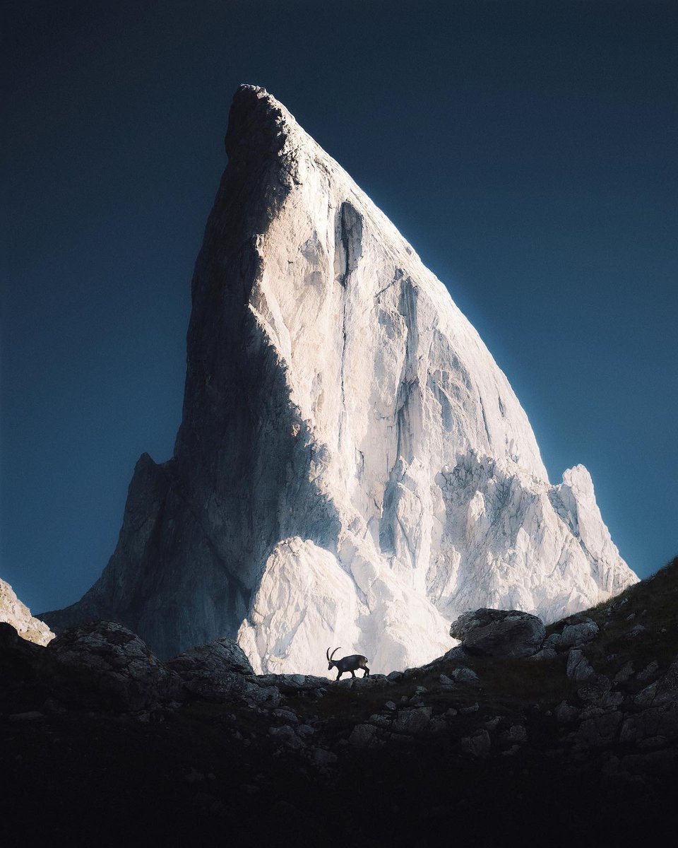 The Beaufortain Massif. Home to some of the most beautiful mountains in Europe and one of the coolest remote cabins I've ever stayed in 🏔️🏠

Like comment and retweeted with a friend ❤️
