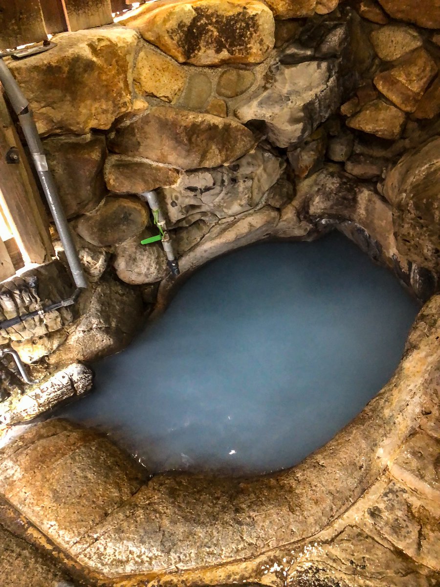 湯の峰温泉・つぼ湯に立寄り♨️
3年ぶりに来た世界遺産の温泉❗️
足元から湧く神秘の湯は濃厚な硫黄泉の香りと、お肌がすべすべになる最高の極上湯🤩✨
そして1日に7色変わるというお湯は、誰も入ってなくて激アツのため水を足すと、みるみる色が変わるのだった😆
