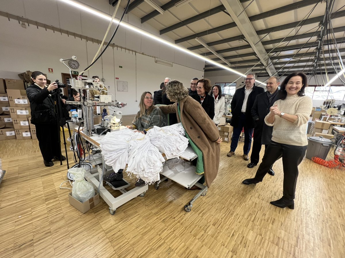 coesao_pt's tweet photo. Iniciamos hoje na #Sertã a iniciativa #GovernoMaisProximo no Distrito de Castelo Branco com visita às empresas Viviana, #solfaestof e #Imoc. Tratam-se de importantes projetos empresariais que dinamizam a economia e reforçam a coesão territorial desta região. https://t.co/HKec59lOmM