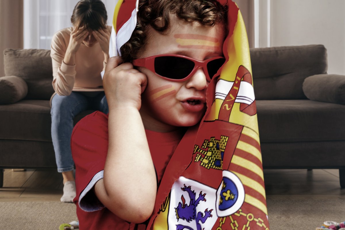 elmundotoday's tweet photo. URGENTE: La huelga de profesores en Catalunya deja a miles de niños sin adoctrinar durante unas horas y ya llevan la bandera de España pintada en la cara https://t.co/9YfP5ScAoS https://t.co/dsbOXtPGsu