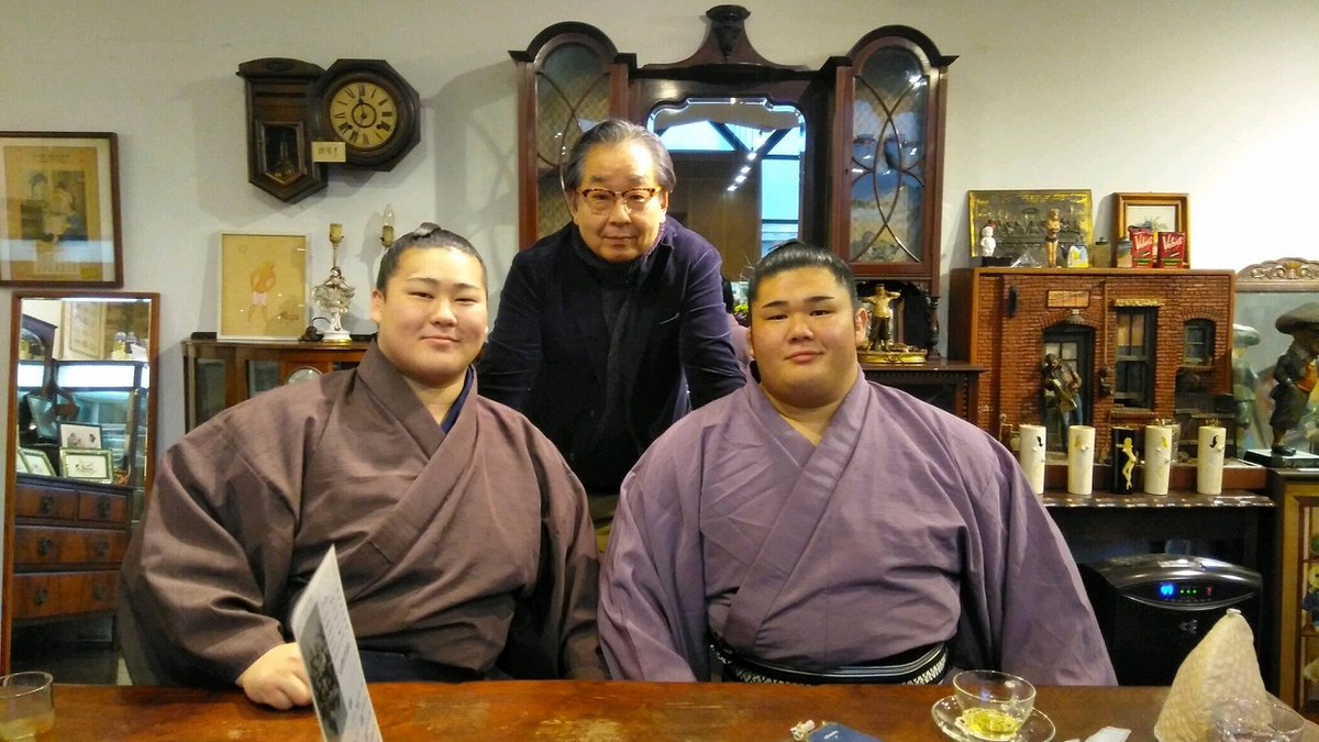 先日、両国将棋センター併設学習塾出身の兄弟力士、兄・木竜皇、弟・春雷と１月場所の勝ち越しお祝い会を開催いたしました。二人が小学校低学年の頃、鈴木環那女流も夏休みの宿題などを二人によく教えておりました。
今はすっかり大人になった兄弟です。
