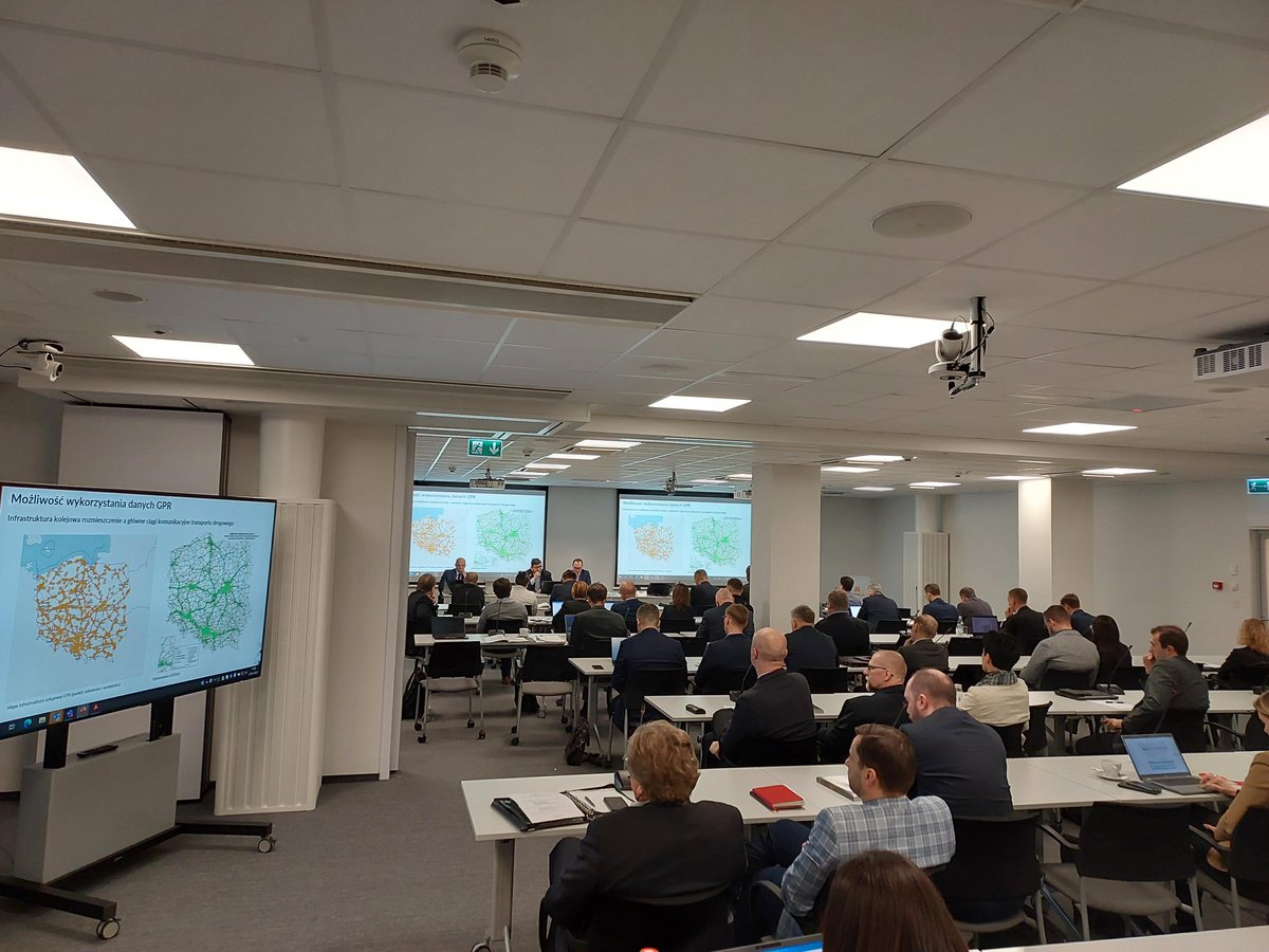GDDKiA's tweet photo. 📢W GDDKiA trwa spotkanie #GPR2025. Omawiamy obecne i przyszłe sposoby wykorzystania wyników Generalnego Pomiaru Ruchu 👍 GPR to podstawowe źródło informacji o ruchu drogowym w Polsce.📊Prowadzony co 5 lat od 1965 roku. https://t.co/vBUYwllIqn