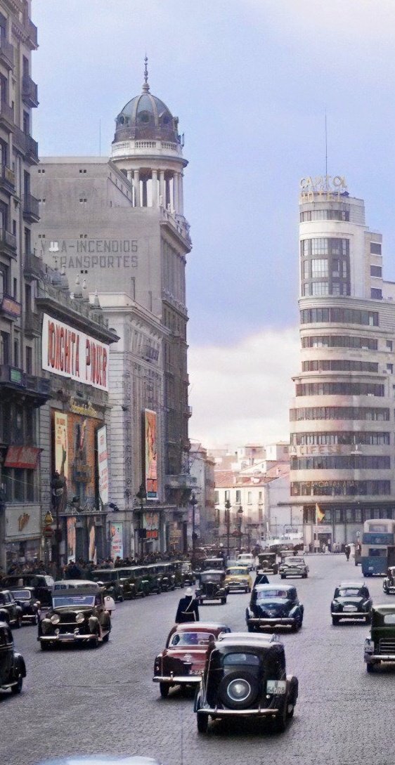 SolodelaMusica's tweet image. ¡Hola de nuevo!
Un poco de zoom a este fotón de Horacio Novais para mostraros el Palacio de la Música en 1954, que anunciaba uno de los muchos recitales que ofreció Conchita Piquer.
Fotografia original en byn exquisitamente tratada por @MadridColoreado.
😉 Pronto, noticias.