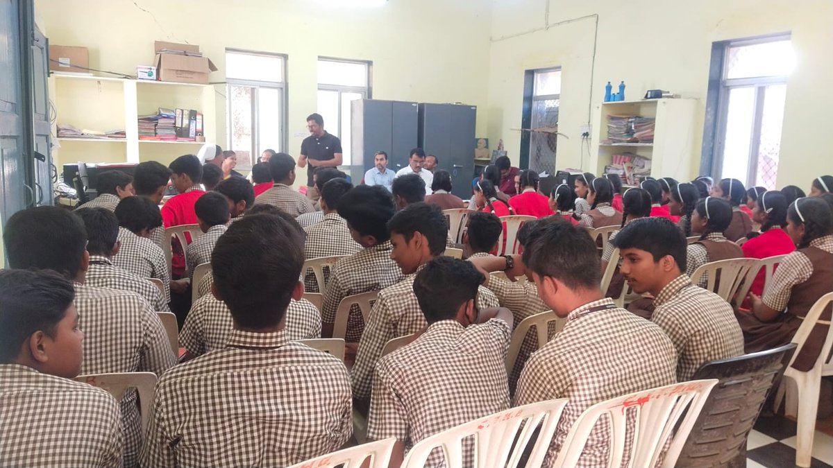 FoodRaipur's tweet photo. Students of Carmel Convent school were addressed on the issues of Food security & working of FCI at FSD Bagbahara, DO Raipur on 24.01.23 #FCITurns58
#NationalFoodSecurity
#58YearsOfFci
#59thFoundationDayOfFCI
#58YearsInServiceOfNation
@FCI_India @fooddeptgoi @FciWest @fci_ro https://t.co/Y0Oone5exZ