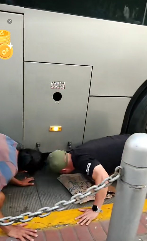 Los angelitos universitarios buscaban prender un bus del metropolitano en la tarde a la luz del día.

Ahora le meten gas lagrimogeno!, Si que son unos HDP despues gritan "Nos están matando" #SOSPeru