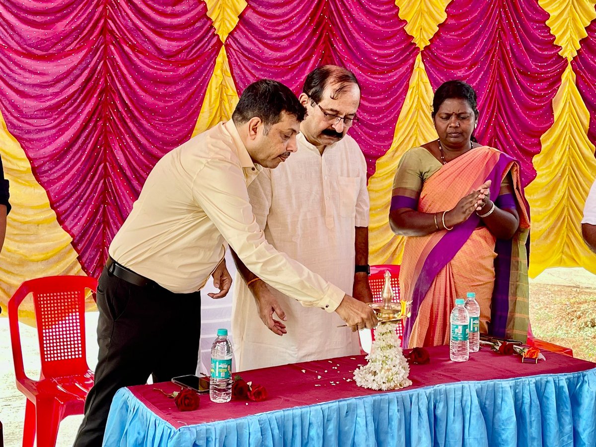 50 lakhs frm MPLAD funds given by @Swamy39 ji to lay 10 internal village roads at Kelarkalbettu of Tenkanidiyooru GP.Overseen n now inaugurated by @vhsindia Gen Sec Sri @jagdishshetty ji along with Sri Vijayendra Shetty,VHS leader Coastal Karnataka,Panchayat President Smt Gayatri