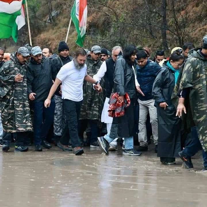 आंधी, तूफान, बारिश, बवंडर किसी में इतनी ताकत नहीं है जो देश जोड़ने के हौसले को पस्त कर सके। 

एक दूसरे का हाथ थामे भारत यात्री चल रहे हैं। हर मुश्किल को पार करते हुए मंजिल की तरफ बढ़ रहे हैं।  

#BharatJodoYatra
<a href="/INCUttarPradesh/">UP Congress</a> @shubhamcongres